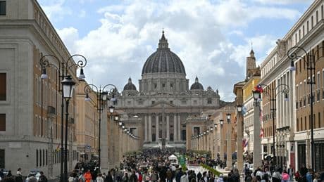Mort du pape : vers une affluence record de touristes à Rome ce week-end pour les obsèques du souverain pontife