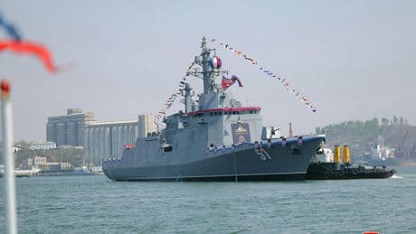 Corée du Nord : le nouveau destroyer lance-missiles, qui avait chaviré lors de son lancement, remis partiellement à flot