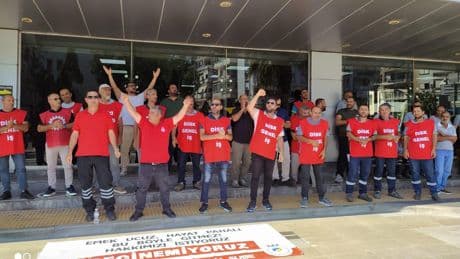 Karşıyaka Belediyesi işçi ve emekçileri alacaklarını için direniyor: “Emek ucuz, hayat pahalı, bu böyle gitmez hakkımızı istiyoruz”