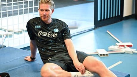 Meningen bij de fans verdeeld: Kevin De Bruyne traint bij Napoli met iconisch rugnummer van Diego Maradona