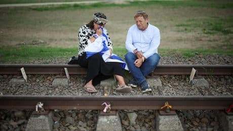 Marsch der Überlebenden - Tränen an den Gleisen von Auschwitz