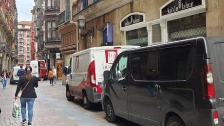 Una comerciante del Casco Viejo denuncia que no puede abrir su tienda por los repartidores: «Estoy harta, aparcan en mi puerta»