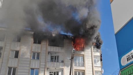 Esenyurt’ta 4 katlı binada çıkan yangın