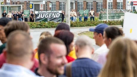Nach Brandbrief: Dutzende demonstrieren in Spremberg gegen "Dritten Weg"