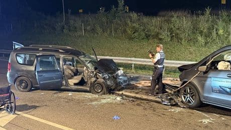 Unfall in Metzingen: Auto kracht frontal in Leichenwagen