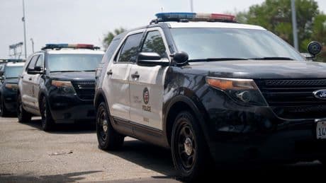 Amerikaanse politie houdt klopjacht op ex-militair Travis die drie dochters (5, 8 en 9) zou hebben ontvoerd, vastgebonden en vermoord