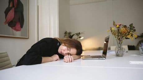 La durée du sommeil des Français s'est réduite de 1h30 en 50 ans: le ministre de la Santé veut qu'on fasse plus la sieste au travail