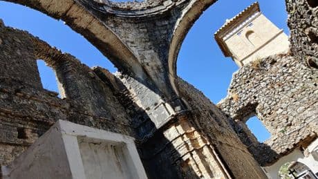 El espectacular cementerio que sobrevive sobre las ruinas de una iglesia arrasada por la ocupación francesa