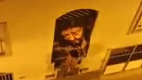 Un hombre quita la imagen del Cristo del Mar en Almería el día previo al Domingo de Ramos: "Estos son los que se inmolan"