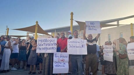 La concentración de Torre Pacheco contra la agresión a un jubilado se salda con ataques racistas: "¡Viva Franco!"
