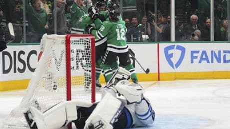 Road Woes: Jets still winless on road in playoffs after 5-2 loss to Stars in Game 3