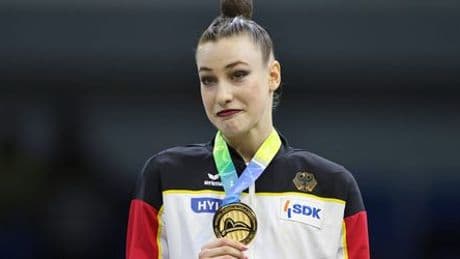 Darja Varfolomeev siegt bei WM in der Rhythmischen Sportgymnastik und wird mit der falschen Hymne geehrt