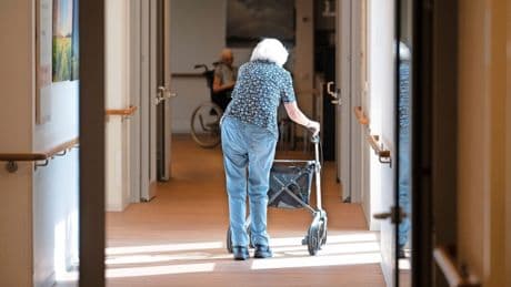 Keine Kassenleistung im ersten Pflegejahr? Arbeitgeber für Pflege-Karenzzeit