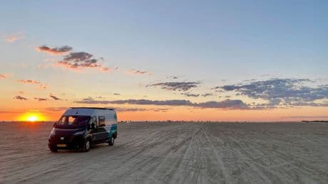 ‘Soms word je wakker, stap je uit en sta je midden op een plein in Peru’, vertelt een van de digitale nomaden die wonen en werken vanuit een camper
