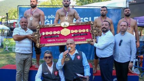 Ödemiş Gölcük Yaylası Yağlı Güreşleri’nde başpehlivan Erkan Taş oldu