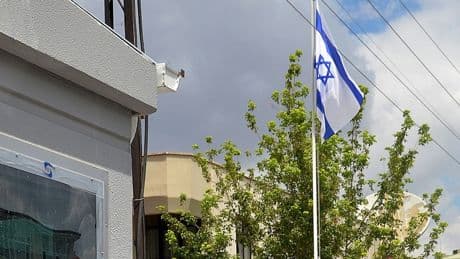 İsrail'in Lahey Büyükelçiliği'ne kırmızı boya atıldı