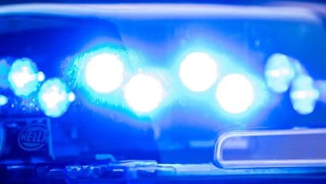Zweijähriges Kind verletzt: Motorrad kracht in Auto - drei Verletzte