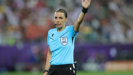 Euro-2025 : la Française Stéphanie Frappart, arbitre de la finale et de tous les records