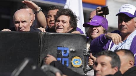 Nuevos ataques a los Milei: Karina, la todopoderosa hermana del presidente, evacuada ante agresiones físicas y verbales de militantes peronistas