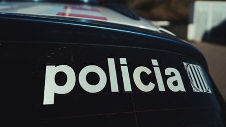 Abatido un hombre que entró armado en la comisaría de Montornès del Vallès