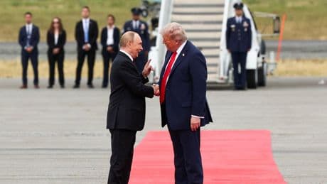Trump-Putin-Gipfel: Als Putin landet, begrüßt Trump ihn wie einen heimgekehrten Kriegshelden