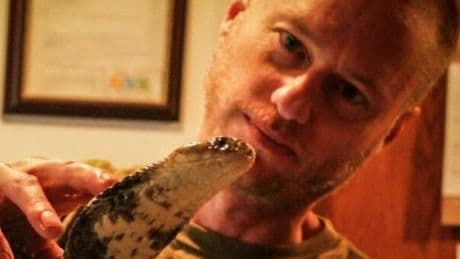 Si fa mordere 856 volte dai serpenti più velenosi del mondo: chi è Tim Friede, dal suo sangue un antidoto universale contro le specie più pericolose