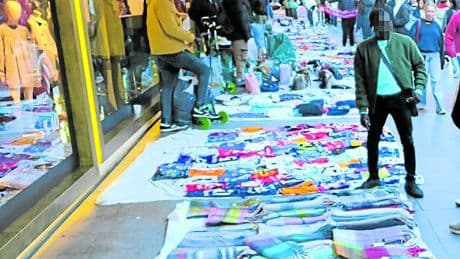 Un mantero fractura un dedo a un policía municipal de Bilbao durante una redada