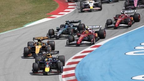 Una salida brutal: Piastri da una lección a Verstappen y Alonso está en todas