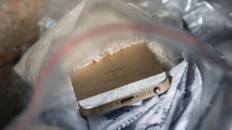 Beliebter Trick: Apple warnt, nasse iPhones in Reis zu legen – was Sie stattdessen tun sollten