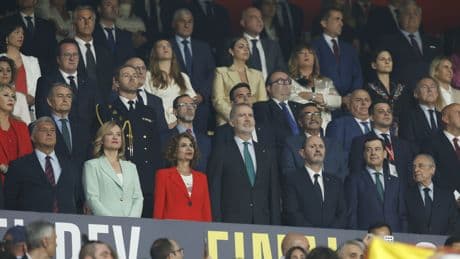 Pitos al himno contestados con banderas de España y minoría de 'esteladas'