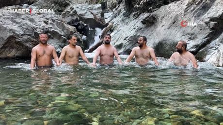 Artvin’de sıcaktan bunalan gençler derede horon tepti