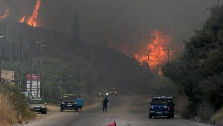 La Grecia brucia: chiede aiuto all’Ue