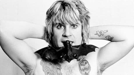 Ozzy Osbourne: Dieser Mann bis auf der Bühne einer lebenden Fledermaus den Kopf ab