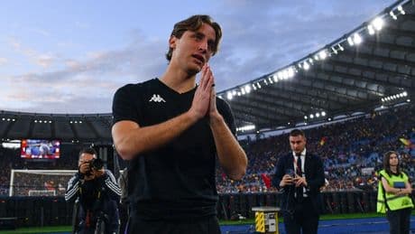 Edoardo Bove, l'omaggio dell'Olimpico dopo Roma-Fiorentina: il centrocampista in lacrime sotto la Sud