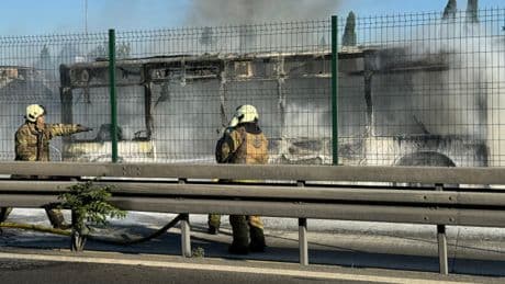 İstanbul'da metrobüste korkutan yangın! Yolcular hemen tahliye edildi