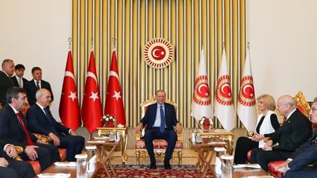 Erdoğan soluna onu oturttu, siyasete geri mi dönüyor?