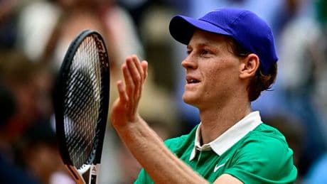 Sinner: «Pronto per l'erba, l'obiettivo è Wimbledon. Parigi? Il tempo in famiglia mi ha aiutato ad assorbire la sconfitta»