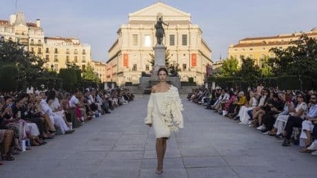 Un atardecer entre historia y talento: así ha sido el desfile inaugural de Madrid es Moda en el corazón de la capital