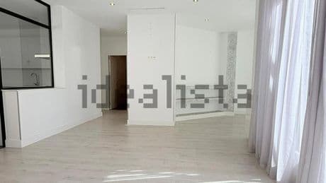 El "espectacular ático" de 160 metros en Chamberí donde vivió Santos Cerdán, disponible en Idealista por 3.000 al mes