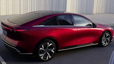 6e, la visione di Mazda. L?ammiraglia elettrica lunga quasi 5 metri ha linea da coupé. Autonomia di 550 km