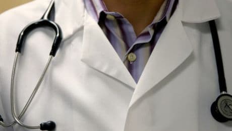 Déserts médicaux: le gouvernement veut imposer deux jours par mois à "tous les médecins"