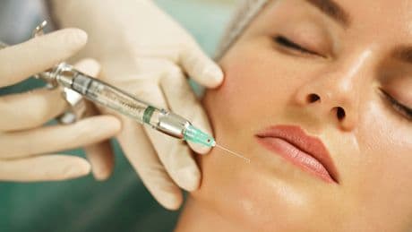 Comment la toxine botulique est devenue le nouvel essentiel beauté des classes moyennes