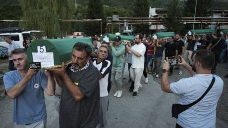 Srebrenitsa: 7 kurbanın cenazesi 30 yıl sonra anıt mezara taşındı