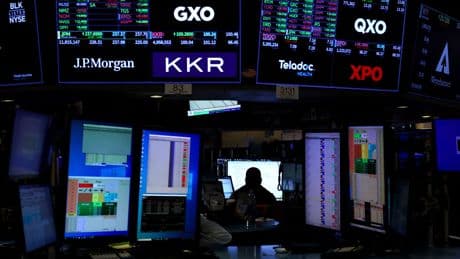 Caos y nervios en el mercado: Wall Street remonta un 2% mientras el coste de la deuda repunta y dólar sigue desplomándose