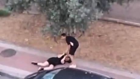 Un joven magrebí arrastra y pisa la cabeza a una mujer para robarle en Parla