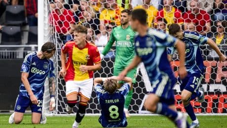 Coach John Heitinga blijft nog zoekende bij machteloos Ajax
