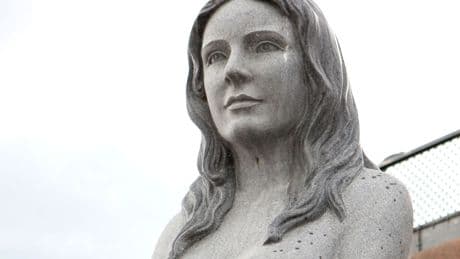 In Kopenhagen - Busen-Zoff um diese Meerjungfrau