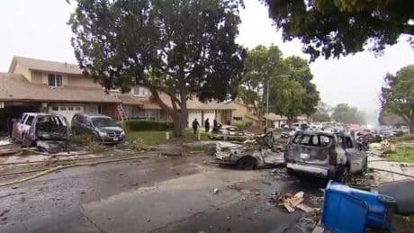 Californie: un petit avion s'écrase dans une zone résidentielle et militaire, plusieurs maisons en flamme