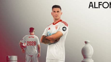 El Sevilla logra inscribir a dos de sus tres fichajes: Suazo y Alfon