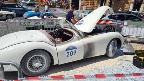 Si accende la 1000 Miglia, in tutti i sensi: prende fuoco una Jaguar XK 120 a Orvieto